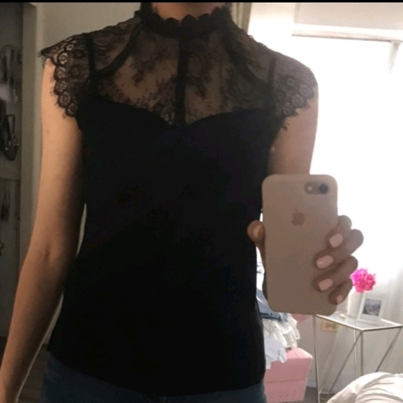 Lace yoke buttoned keyhole back top 😍 - Picture 2 of 6